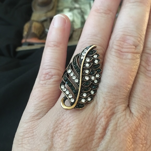 🌻3 for $20🌻 Leaf Crystal Ring - Picture 6 of 7